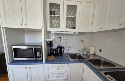 Baulkham Hills House | 2 bedroom guest suite in a Tropical setup