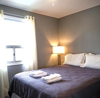Roseneath House | 2 Bedroom Harbor Front Condo 5L
