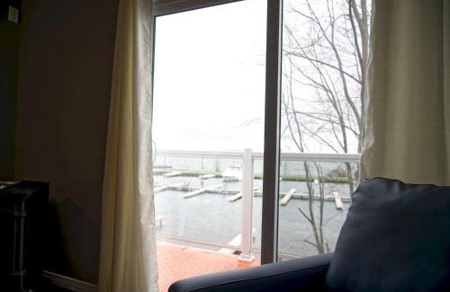 Roseneath House | 2 Bedroom Harbor Front Condo 5L