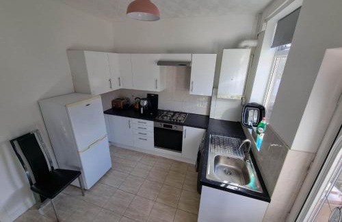 Rochdale House | 2 Bedroom Home Perfect for Work & Family Short Long-Term Stays Easy Access to Manchester, Oldham, Bury