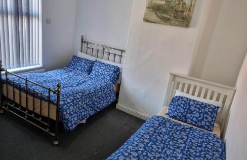 Rochdale House | 2 Bedroom Home Perfect for Work & Family Short Long-Term Stays Easy Access to Manchester, Oldham, Bury