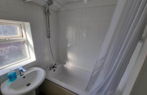 Rochdale House | 2 Bedroom Home Perfect for Work & Family Short Long-Term Stays Easy Access to Manchester, Oldham, Bury