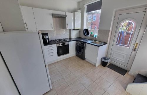 Rochdale House | 2 Bedroom Home Perfect for Work & Family Short Long-Term Stays Easy Access to Manchester, Oldham, Bury