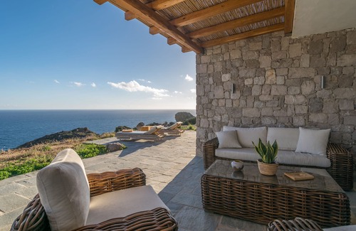 Milos House | 2-Bedroom House in Milos with Unforgettable Aegean Sea Views