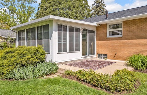 North Canton House | 2-bedroom house - Office - 3 seasons room - Garage in North Canton with WiFi, AC