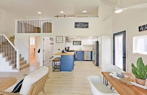 Lakeland House | 2-bedroom house on Strawberry Lake in Pinckney, MI with hot tub, WiFi.