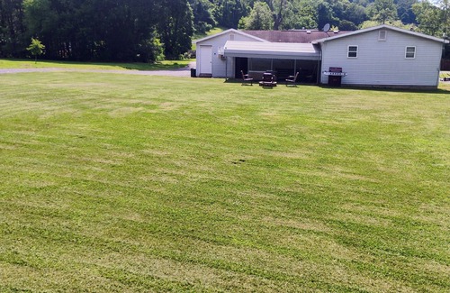 Minden House | 2-bedroom house with AC in Oak Hill wifi and pet friendly