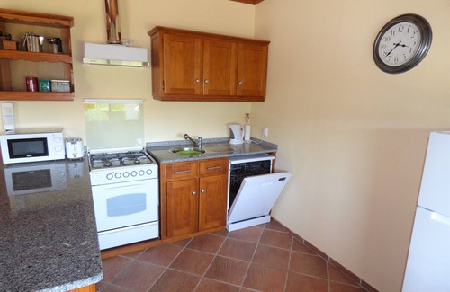 Mouronho House | 2 bedroom house with beautiful views, parking, garden and pool.