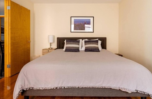 Chinatown Apartment | 2 Bedroom King Bed Apartment