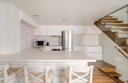 East Danforth House | 2 bedroom Laneway house in great area near subway