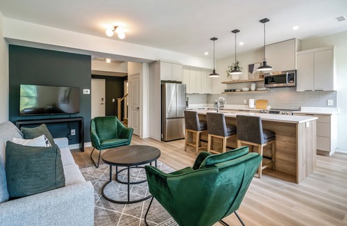 St. Davids Apartment | 2 Bedroom Modern Brand New Niagara Apartment up to 4 People