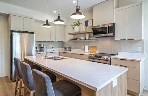 St. Davids Apartment | 2 Bedroom Modern Brand New Niagara Apartment up to 4 People
