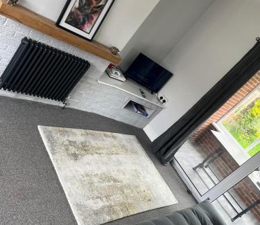 Ilkeston House | 2 bedroom minimalist home from home with parking