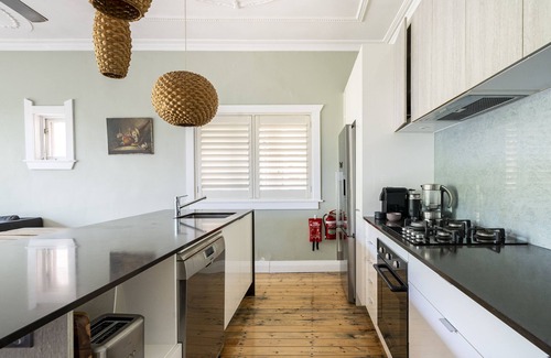 Tamarama Apartment | 2 Bedroom Modern & Bright Apt, Bondi Beach,2 mns From Beach
