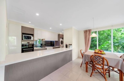 Palm Cove Apartment | 2 Bedroom Modern Corner Apartment with tropical feel in Palm Cove