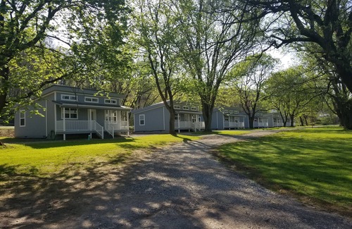 Ligonier Cottage | 2 bedroom modern cottage best location Ligonier pet friendly available