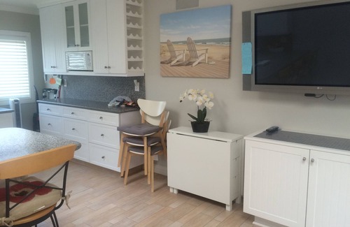 Old Towne House | 2 Bedroom Seal Beach Getaway 30 Day Min Stay 1 1/2 Blocks To The Beach