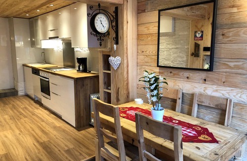 La Lechere Ski Chalet | 2 bedroom self-contained apartment in Chalet Le Doux Si