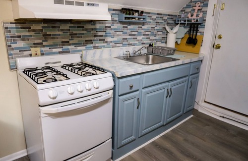 Long Branch Apartment | 2 Bedroom Sleeps 6. 1 blocks from Pier Village