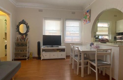 Wollongong CBD Apartment | 2 bedroom small unit 1 minute walk to shopping centre NO PARKING SLOT NO LIFT