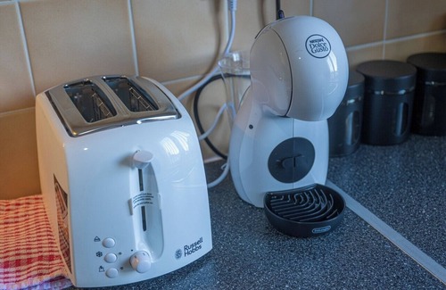 Stoke-on-Trent Apartment | 2-bedroom- Stoke-on-Trent-Sleeps 5-PetsOk