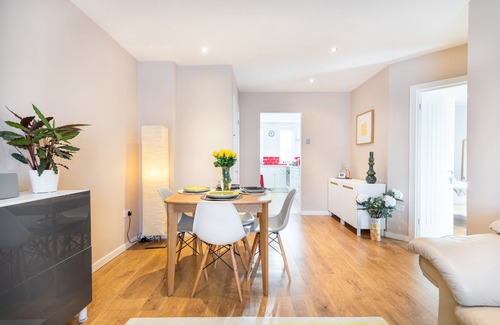 Southfields Apartment | 2 bedroom stylish flat: quiet area, good transport links