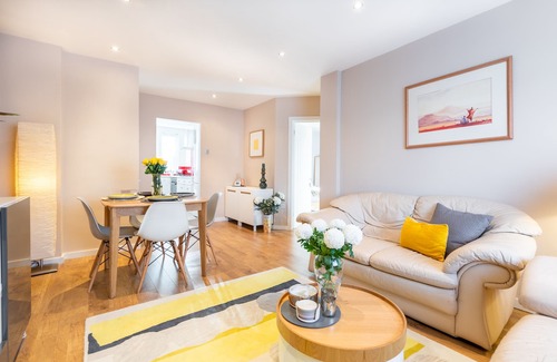 Southfields Apartment | 2 bedroom stylish flat: quiet area, good transport links
