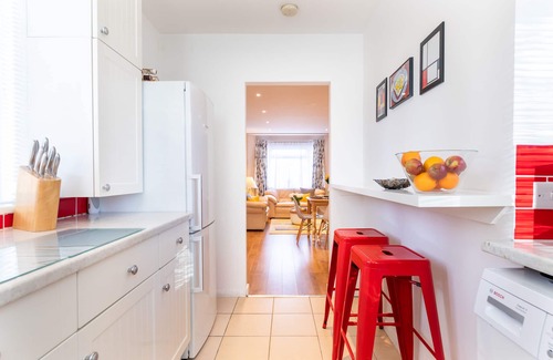 Southfields Apartment | 2 bedroom stylish flat: quiet area, good transport links