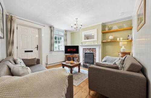 Winchester House | 2-Bedroom Stylish & Gorgeous, Cosy Westgate Cottage Retreat, Central Winchester, Free On-Street Parking Permit, with Garden, Close to Cathedral - Sleeps 6, Pets are Welcome - by Blue Puffin Stays