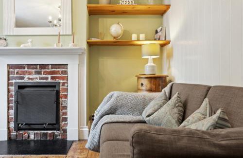 Winchester House | 2-Bedroom Stylish & Gorgeous, Cosy Westgate Cottage Retreat, Central Winchester, Free On-Street Parking Permit, with Garden, Close to Cathedral - Sleeps 6, Pets are Welcome - by Blue Puffin Stays