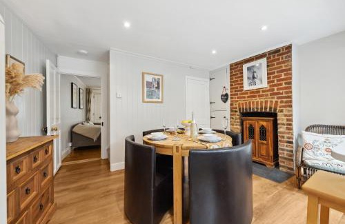 Winchester House | 2-Bedroom Stylish & Gorgeous, Cosy Westgate Cottage Retreat, Central Winchester, Free On-Street Parking Permit, with Garden, Close to Cathedral - Sleeps 6, Pets are Welcome - by Blue Puffin Stays