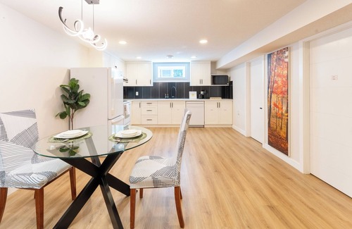 Haysboro House | 2 Bedroom Suite | Elegant & Cozy Guest Suite｜15 mins to Downtown