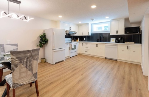 Haysboro House | 2 Bedroom Suite | Elegant & Cozy Guest Suite｜15 mins to Downtown