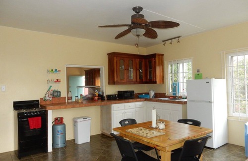Silver Sands Apartment | 2 BEDROOM SUITE-STEPS TO WHITE SAND BEACH