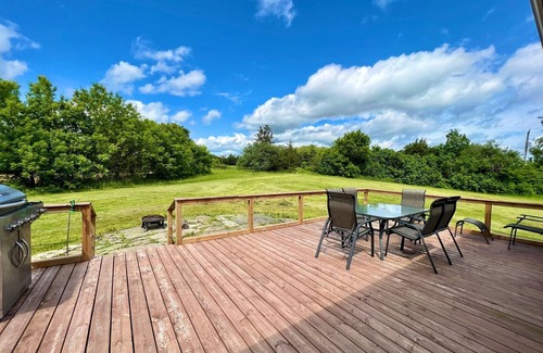 Tyendinaga House | 2 Bedroom with free parking-upto 10 parking space