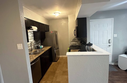 Midland Apartment | 🏡 2 bedrooms, 1 bathroom 🛁 cozy, modern apartment. With sofa bed 🛋️n