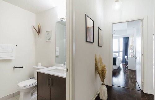 Moss Park Apartment | 2 bedrooms apartment in a Chic condo in the heart of Toronto