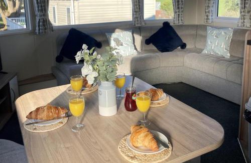Newquay Ski Chalet | 2 Bedrooms Sleeps 6 Fast WiFi Pets Ok