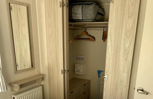 Newquay Ski Chalet | 2 Bedrooms Sleeps 6 Fast WiFi Pets Ok