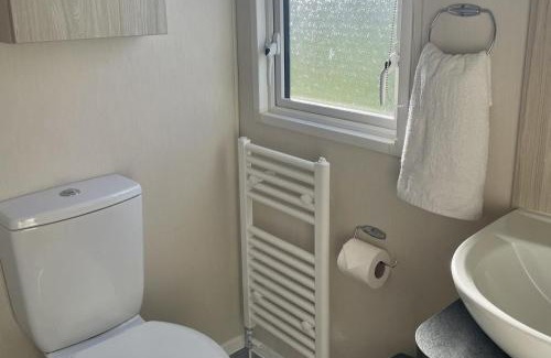 Newquay Ski Chalet | 2 Bedrooms Sleeps 6 Fast WiFi Pets Ok