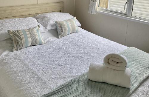 Newquay Ski Chalet | 2 Bedrooms Sleeps 6 Fast WiFi Pets Ok