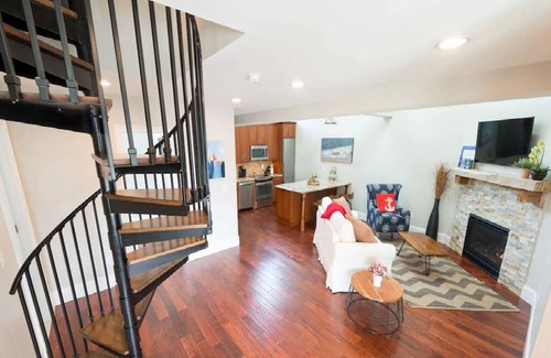 Yachting Village Condo | 2 Bedrooms w/Loft, Deck and Fireplace on Thames St