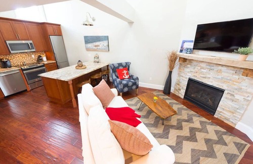 Yachting Village Condo | 2 Bedrooms w/Loft, Deck and Fireplace on Thames St