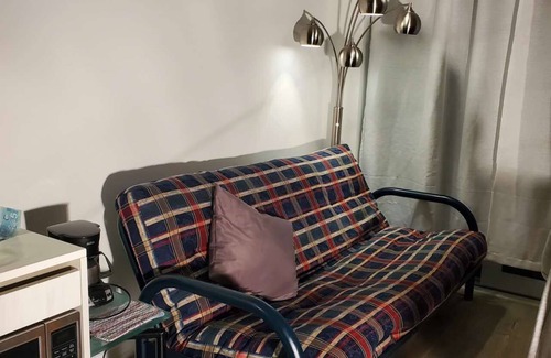 Concord Apartment | 2 beds with 2 computer desks and bathroom near subway Vaughan buses terminal