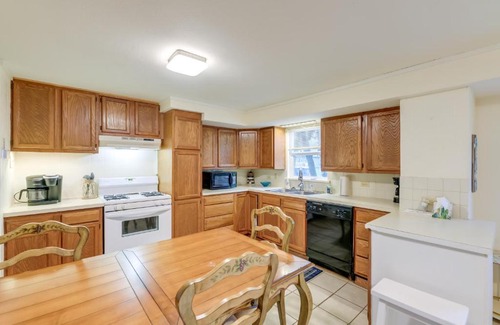Fulton House | 2 Blocks to Bay Cabana Breeze Rockport Rental!
