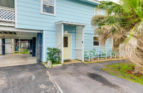 Fulton House | 2 Blocks to Bay Cabana Breeze Rockport Rental!