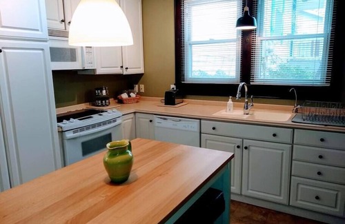 North Chattanooga House | 2 blocks to North Chattanooga revitalized riverfront restaurants and bars.