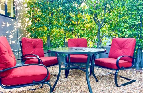Lucerne - Higuera House | 2 BR 2 BA - Eco House and Garden Vacation Retreat and Remote Workspace for Families, Couples and Solo Travelers in Coveted Culver