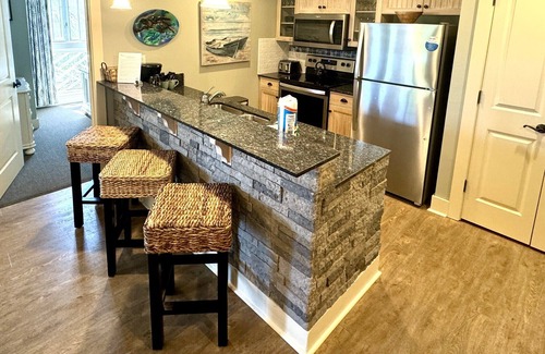 Baytowne Wharf Condo | 2 BR/2 BA With 6 Seater Golf Cart, Village of Baytowne Wharf