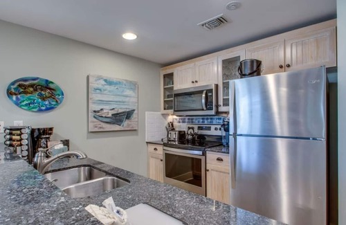 Baytowne Wharf Condo | 2 BR/2 BA With 6 Seater Golf Cart, Village of Baytowne Wharf